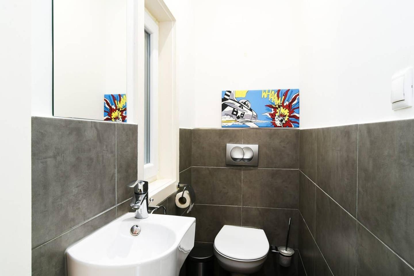 Central & Colorful Studio With Air Conditioning Budapest Esterno foto