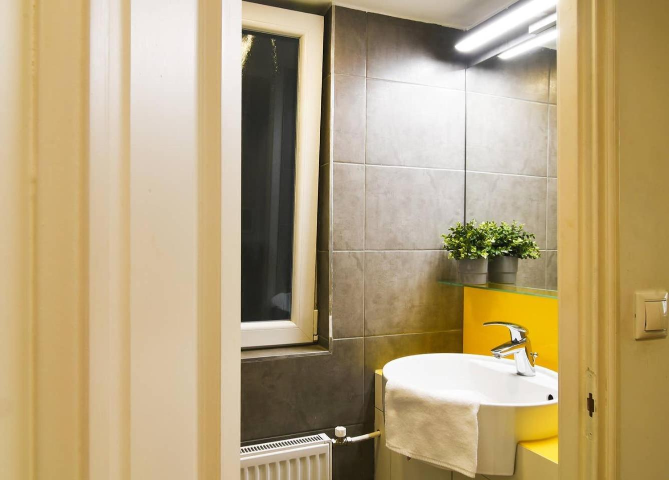 Central & Colorful Studio With Air Conditioning Budapest Esterno foto