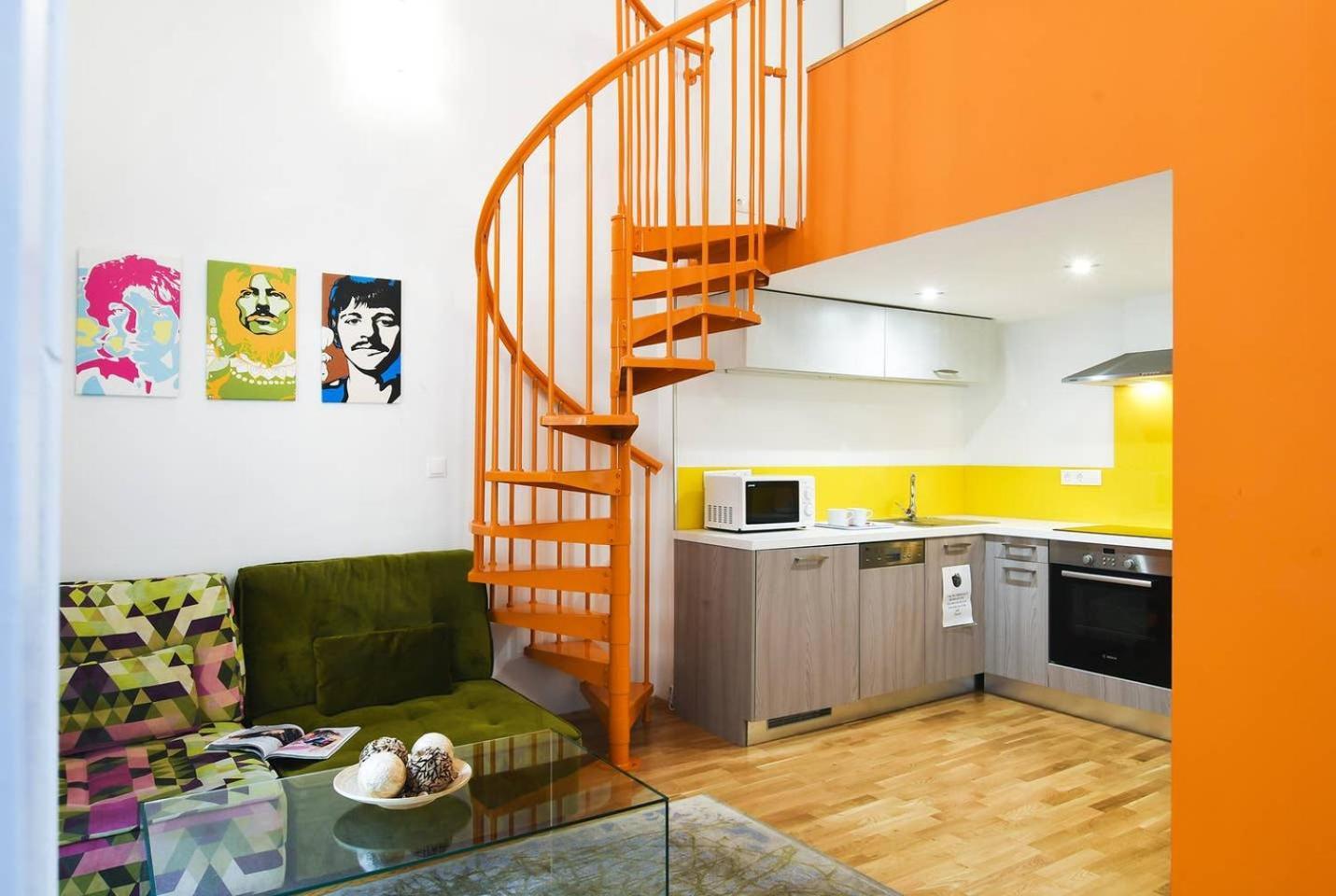 Central & Colorful Studio With Air Conditioning Budapest Esterno foto