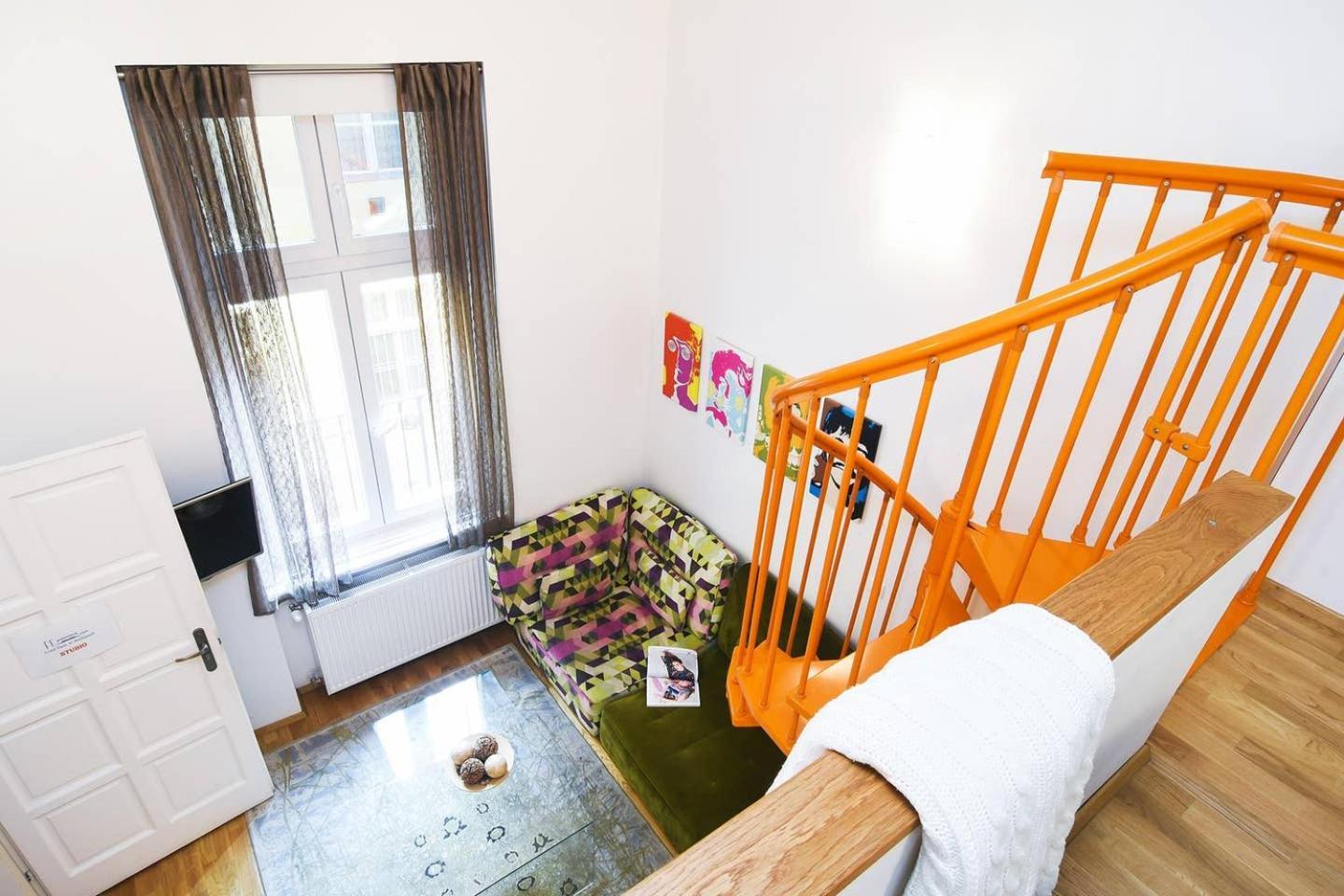 Central & Colorful Studio With Air Conditioning Budapest Esterno foto